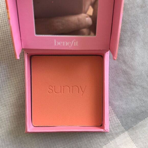 Benefit WANDERful Silky Soft Powder Blush in Sunny NIB - Picture 3 of 4